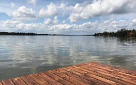 Domek nad samym brzegiem jeziora z prywatną 4-You